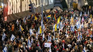 לינה במאהל משפחות החטופים בשער בגין בקריה