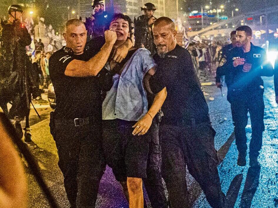 סנ"צ יאיר חנונה בעת מעצרו של הנער אמיתי עבודי (צילום: יובל חן) סנ"צ יאיר חנונה בעת מעצרו של הנער אמיתי עבודי