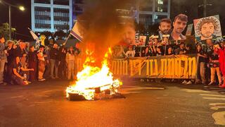 מפגינים בבגין נגד החזרה ללחימה בעזה וסיום הפסקת האש מפגינים בבגין נגד החזרה ללחימה בעזה וסיום הפסקת האש