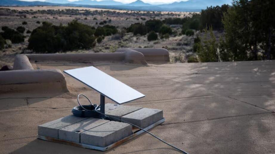 Iranian authorities have been locating nad confiscating Starlink satellite dishes (Photo: Bloomberg/Getty Images) מסוף של סטארלינק