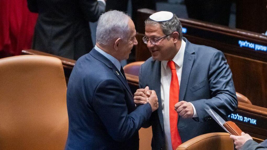 Prime Minister Benjamin Netanyahu with Itamar Ben-Gvir after the Knesset passes the budget bill on Tuesday (Photo: Shalev Shalom) רה"מ בנימין נתניהו ואיתמר בן גביר במליאת הכנסת - השבעתו של בן גביר לחזרה לממשלה
