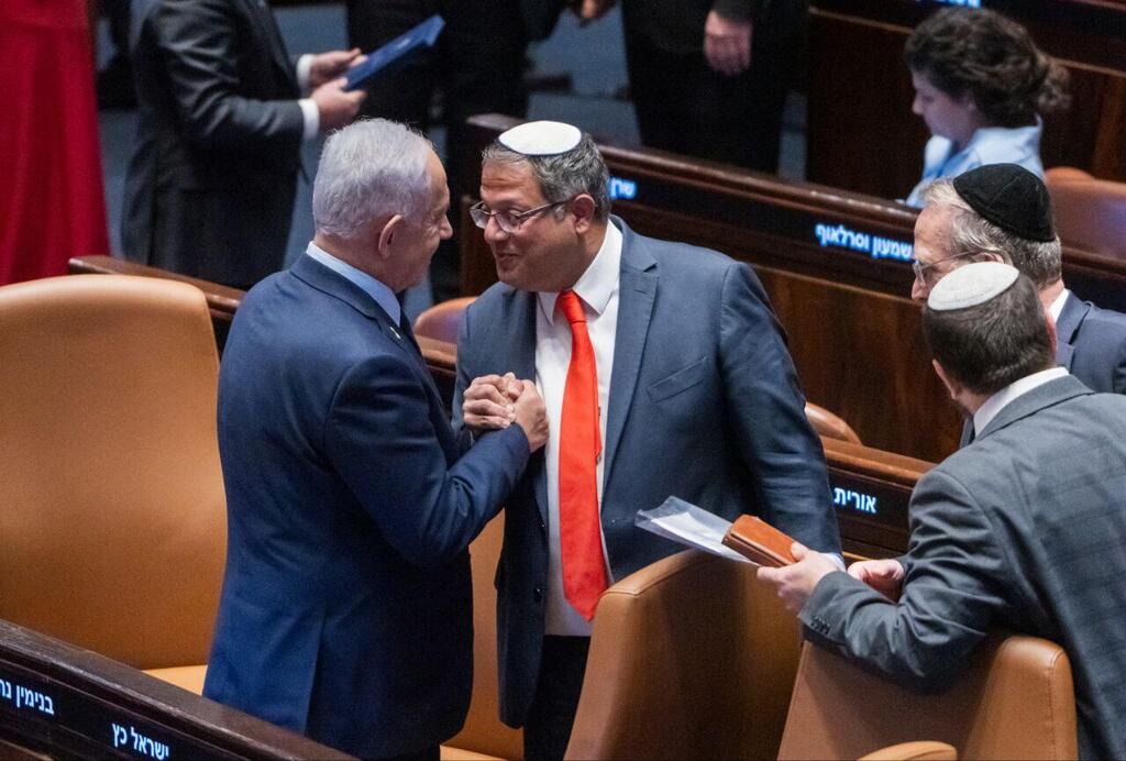 בן גביר ונתניהו אחרי השבעתו (צילום: שלו שלום ) רה"מ בנימין נתניהו ואיתמר בן גביר במליאת הכנסת - השבעתו של בן גביר לחזרה לממשלה