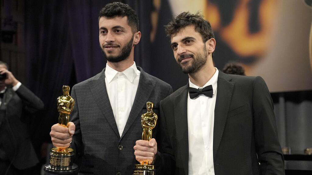 Receiving an Oscar for 'No Other Land' (Photo: John Locher, AP) יובל אברהם מקבל את האוסקר על "אין ארץ אחרת"