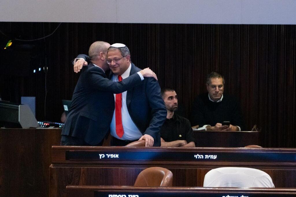 בן גביר התקבל בחיבוקים ע"י חברי הקואליציה (צילום: שלו שלום ) איתמר בן גביר מגיע למליאת הכנסת לצורך השבעתו לחזרה לממשלה