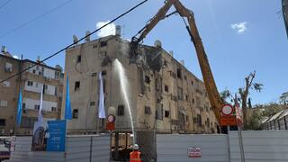 הריסת מבנים ישנים בפרויקט פינוי בינוי בבת ים של חברת קרסו