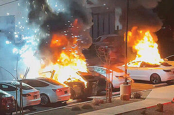 רכבי טסלה עולים באש בלאס־וגאס yk14302817