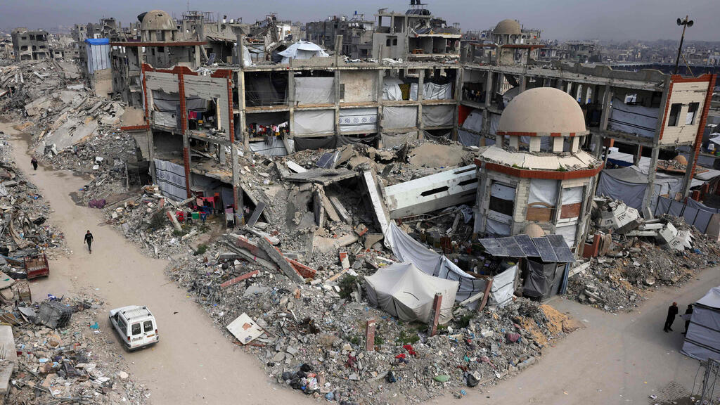 "תנאים של שדה קרב". ההרס בעזה (צילום: BASHAR TALEB / AFP) מסגד אבו הנוד בבית לאהיא לאחר תקיפות חיל האוויר