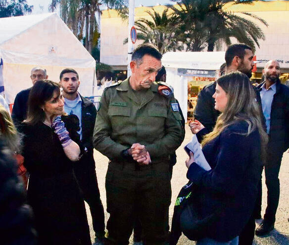 הצבא מנוסה יותר, מקצועי יותר: הלוי בכיכר החטופים אחרי העברת התפקיד לזמיר | צילום: מיקי שמידט yk14303446