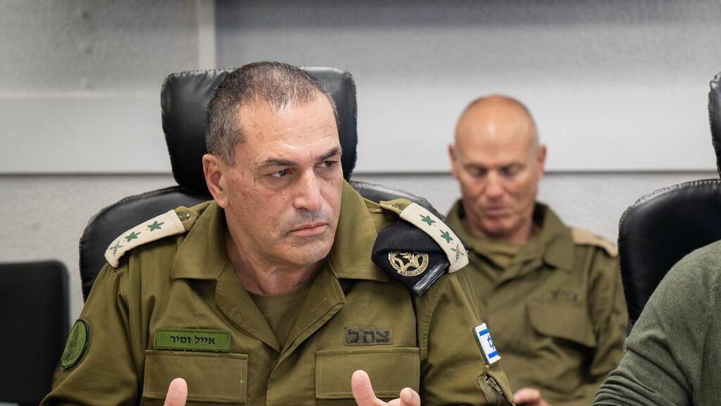 לפחות הוא הגיע לשטח. הרמטכ"ל אייל זמיר (צילום: דובר צה"ל ) הרמטכ"ל אייל זמיר, וראש השב"כ רונן בר, בהערכת מצב ביטחונית בפיקוד דרום
