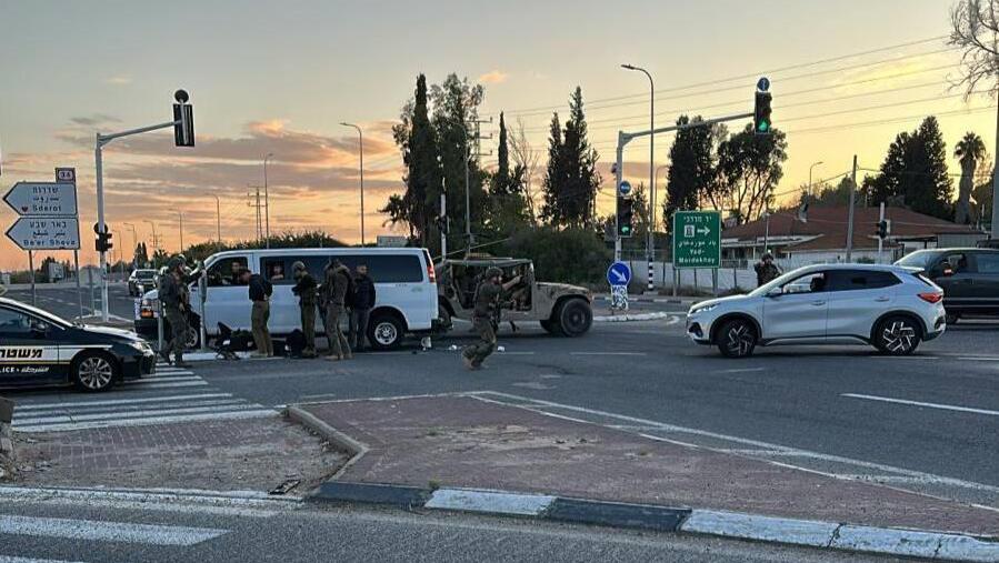 כוחות צה"ל בכביש 34, הוקפצו בעקבות החשד לחדירה (צילום: אלירן סלם) כוחות צה"ל בכביש 34 בעקבות חשד למצנחי רחיפה