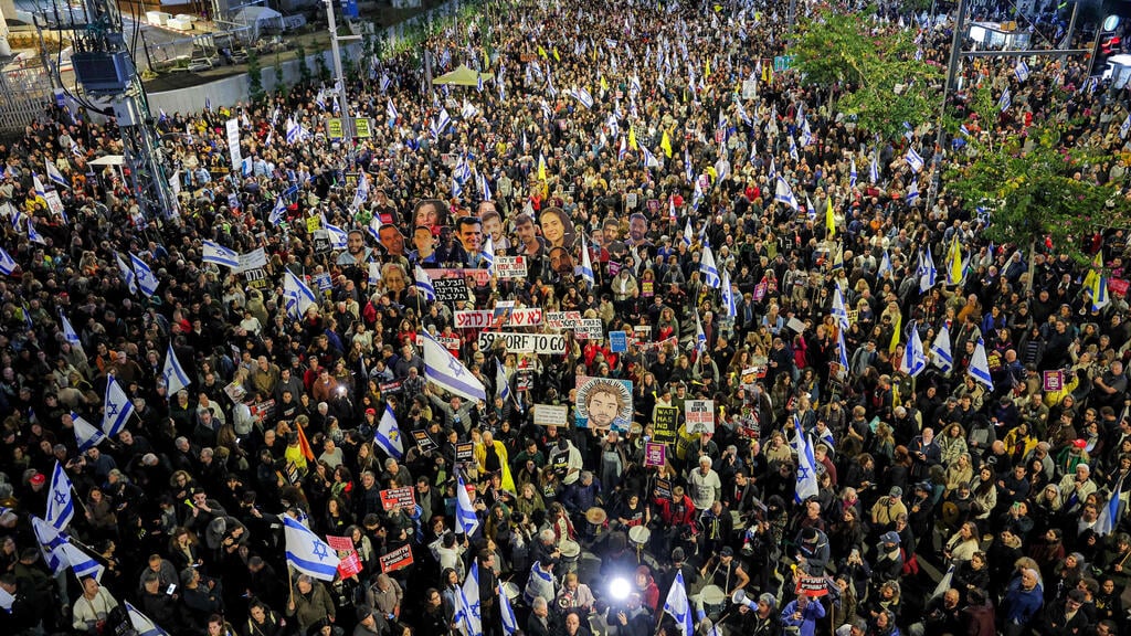 Anti-government protest in Jerusalem (Photo: Jack Guez / AFP) הפגנה בדרך בגין, תל אביב