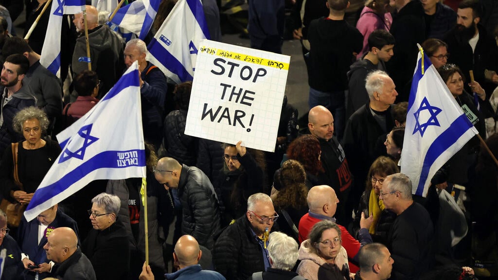 Anti-government protest in Jerusalem (Photo: Jack Guez / AFP) הפגנה בדרך בגין, תל אביב
