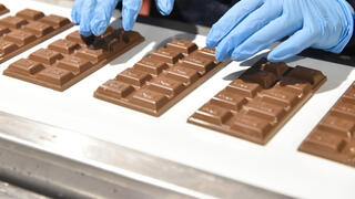 שוקולד פרה על פס הייצור במפעל הממתקים בנוף הגליל