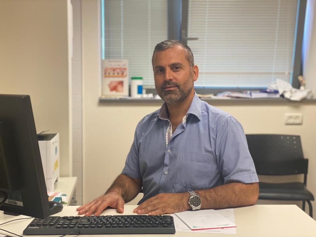 "אנחנו עושים בדיקות כדי לגלות את הגורם שגורם לרגישות". ד"ר מוחמד סח (צילום: מכבי שירותי בריאות) ד"ר מוחמד סח