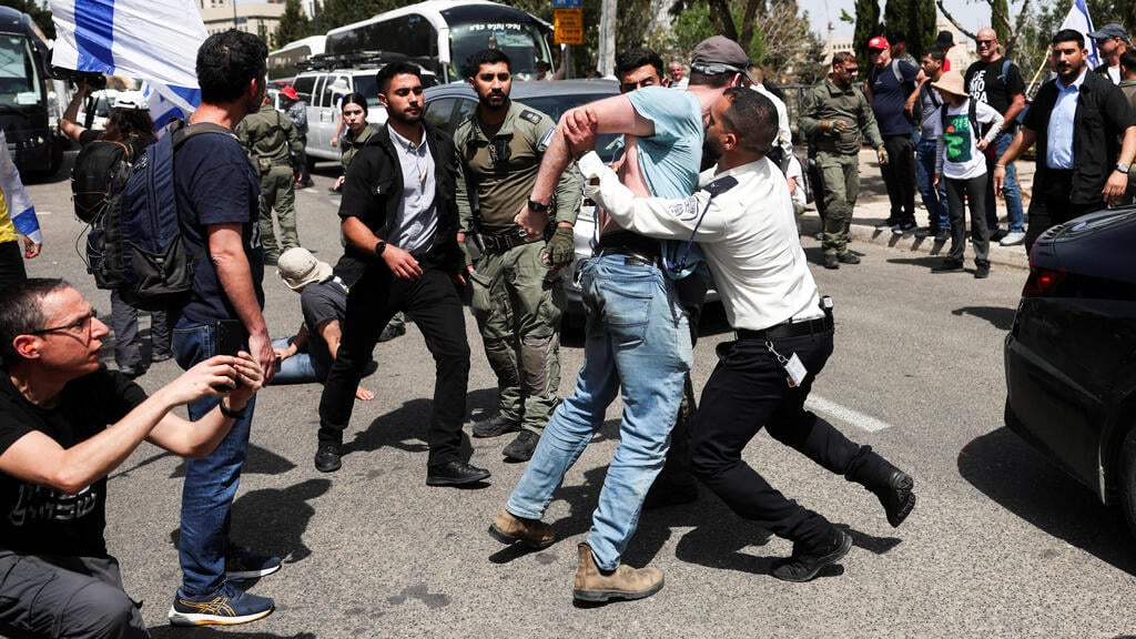Protesters in Jerusalem (Photo: Ronen Zvulun/Reuters ) מחאה בירושלים