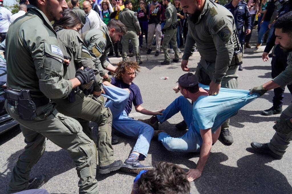 Photo: Shilo Shalom מפגינים חוסמים את הכנסת