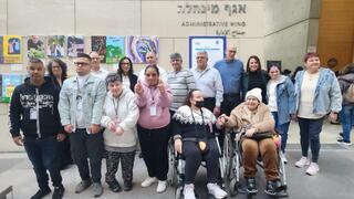 אמני אקים יחד עם הודיה יגל, מנהלת תכניות פנאי ארצית באקים, ניר נאמן, סמנכ