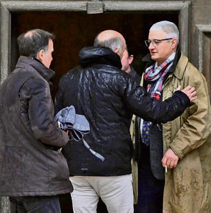 החשוד העיקרי. הסב (מימין) בלוויית נכדו | צילום: MIGUEL MEDINA, AFP yk14310144