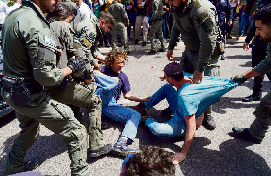 מפנים את המפגינים מול הכנסת, אתמול | צילומים: שלו שלום yk14310478