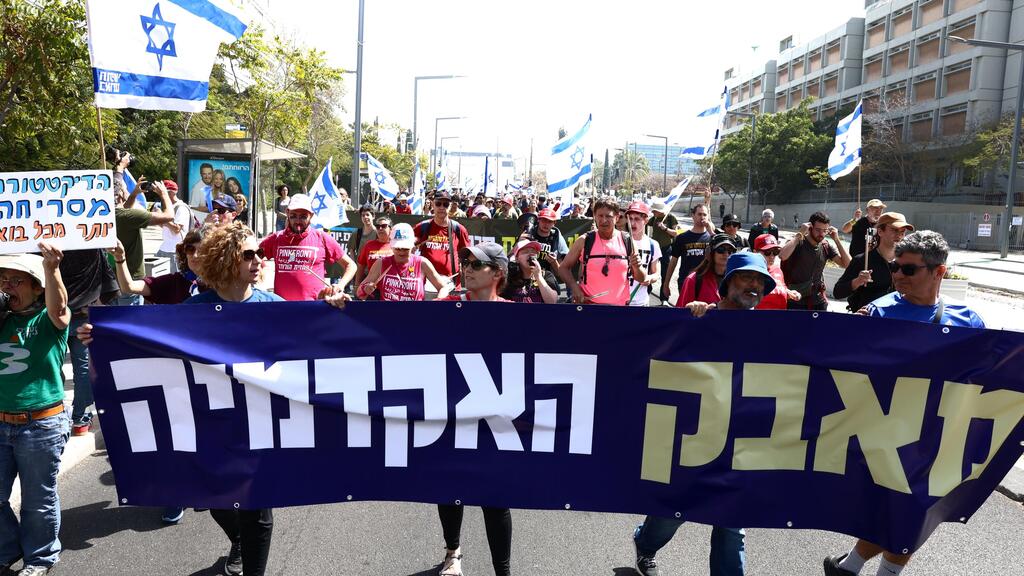 הצעדה בתל אביב (צילום: שאול גולן ) צעדת מחאה נגד הממשלה מאוניברסיטת תל אביב לרכבת