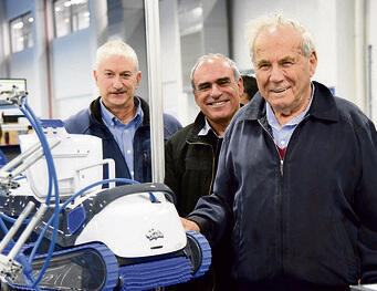 סטף ורטהיימר בביקור במפעל בגן התעשייה בדלתון | צילום: אביהו שפירא yk14311715