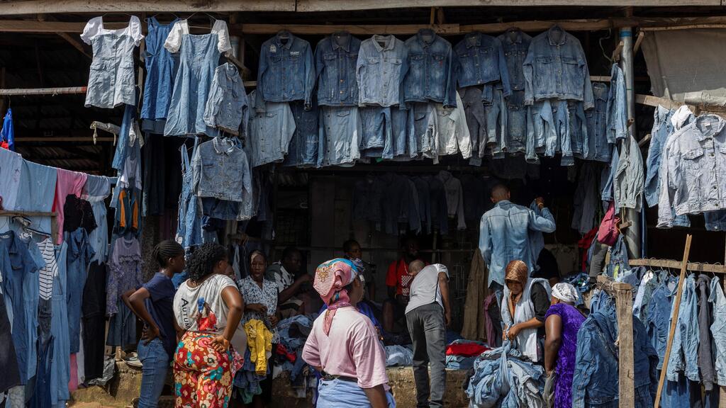Polluting textile waste reaches the developing world: Lagos' Kantangua secondhand clothing and footwear market becomes a key trade hub (Photo: Andrew Esiebo) הטקסטיל המזהם מגיע לעולם השלישי. שוק קטנגואן לבגדי יד שנייה ונעליים בלגוס. הפך למוקד מרכזי עבור למסחר בעולם השלישי