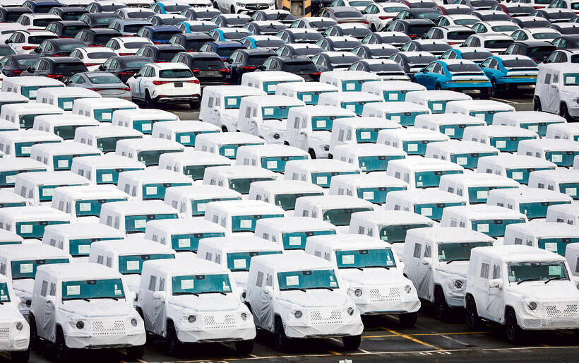 ברקס על המסחר. מכוניות מרצדס ממתינות להעמסה בנמל ברמרהאבן | צילום: FOCKE STRANGMANN, איי-אף-פי yk14312913