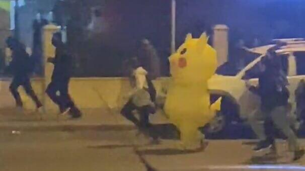 Turkish protestor in Pikachu costume fleeing local police טורקיה הפגנות פיקאצ'ו