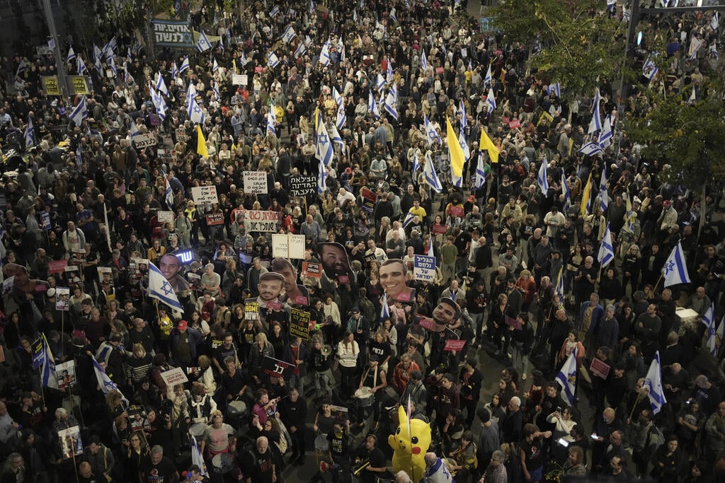 Israeli protesters, along with Pikachu, demand new hostage deal (Photo: AP / Maya Alleruzzo) פיקאצ'ו בהפגנה בתל אביב