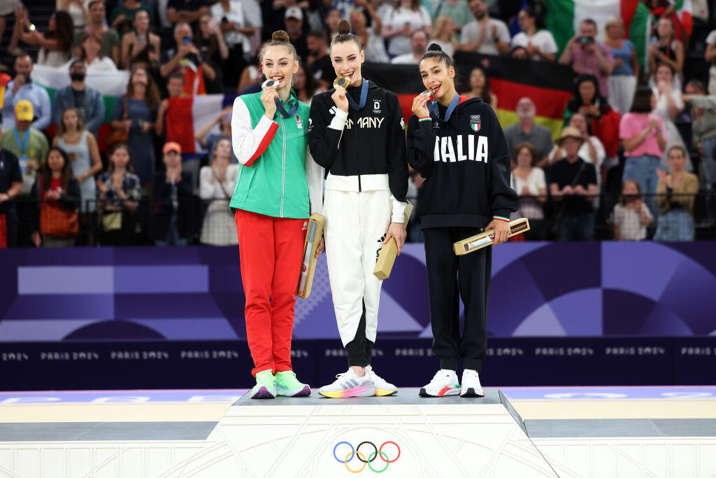 Raffaeli (right) on the podium at the Paris Olympics (Photo: Jamie Squire/Getty Images) רפאלי (מימין) על הפודיום בפריז
