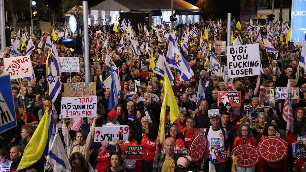 Demonstrators protest against Prime Minister Benjamin Netanyahu and his government in Jerusalem (Photo: Alex Kolomoisky) הפגנה בסמוך לכנסת