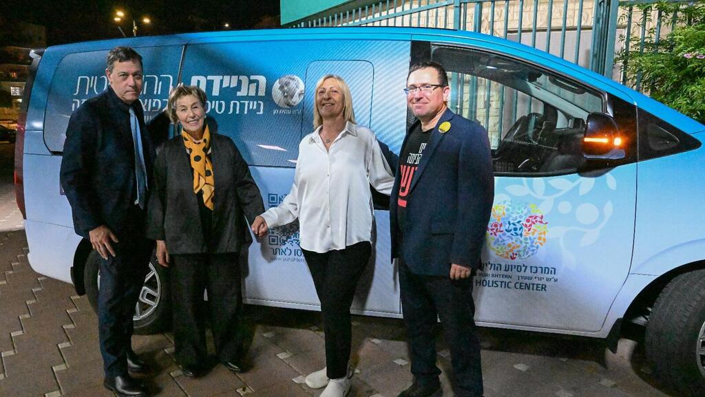 Inauguration of the new Holstic Mobile Unit (Photo: Yehudit Harpaz) בטקס ההשקה לניידת ההוליסטית ע"ש עמית מן ז"ל, פארמדיקית שנרצחה ב-7 באוקטובר בקיבוץ בארי