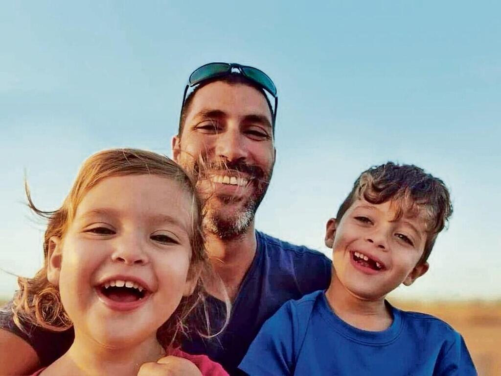 עם ילדיו, אסף ונטע (צילום: באדיבות המשפחה) תמיר אדר עם ילדיו, אסף ונטע