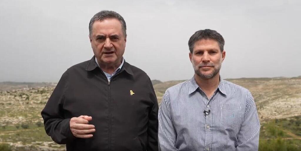 סמוטריץ' וכ"ץ, שהגישו את ההצעה (צילום: אלעד מלכה, שירה קינן, משרד הביטחון) שר הביטחון ישראל כ"ץ ושר האוצר בצלאל סמוטריץ' בסיור משותף ביו"ש