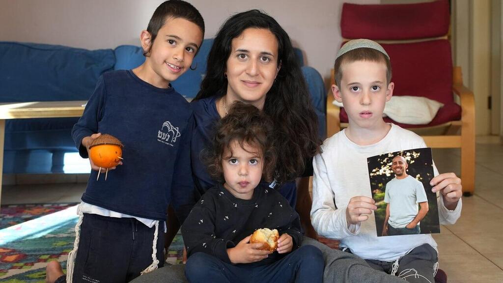 אנה וילדיה עם תמונת האב, שמואל ז"ל (צילום: אפי שריר) אנה הררי ומשפחתה