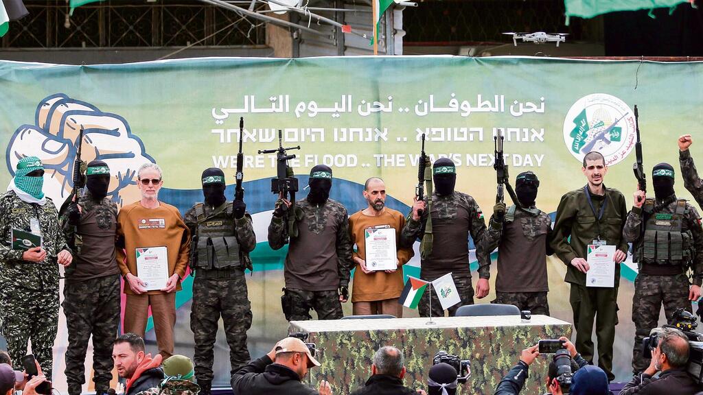 Release ceremony of Eli Sharabi, Or Levy and Ohad Ben Ami from Hamas captivity. 'It's good they came back but it's hard for me' (Photo: Hatem Khaled, Reuters) טקס השחרור של אלי שרעבי, אור לוי ואוהד בן עמי משבי החמאס