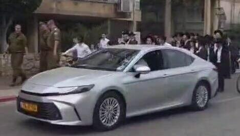 קבוצת נערים בקללות וגידופים נגד חיילים שעשו סיור בעיר