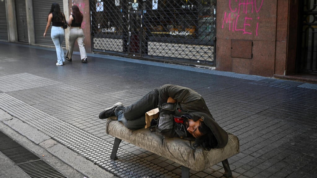 Nearly half of the global population lives in poverty (Photo: Mariana Nedelcu/Reuters) בואנוס איירס