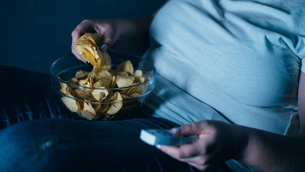 לתזונה יש השפעה על מצב הרוח. חטיפים מול הטלוויזיה (צילום: shutterstock) חטיפים מול הטלוויזיה