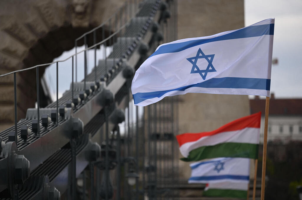 דגלי ישראל והונגריה מתנוססים על גשר השלשלאות בבודפשט