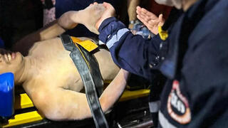 רעש רעידת אדמה מיאנמר גבר חולץ מהריסות אחרי חמישה ימים