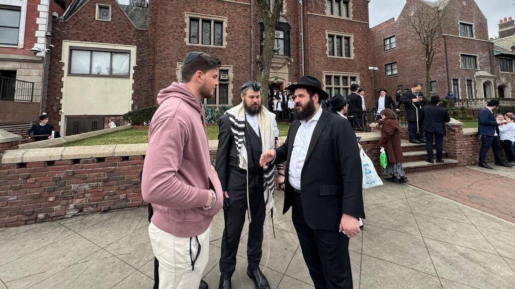 Sasha Troufanov outside the Chabad-Lubavitch World Headquarters in Brooklyn סשה טרופנוב ליד מרכז חב"ד העולמי בברוקלין