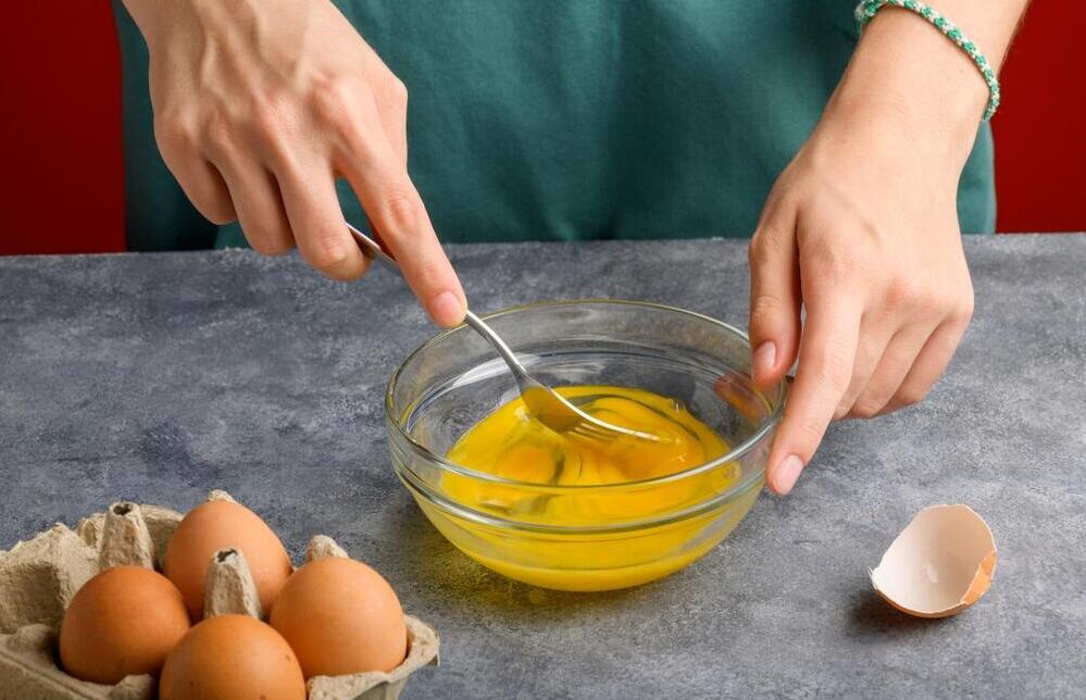 מחסור בוויטמין B12 עשוי לגרום לדיכאון וחרדה. מכינים חביתה (צילום: shutterstock) מכינים חביתה