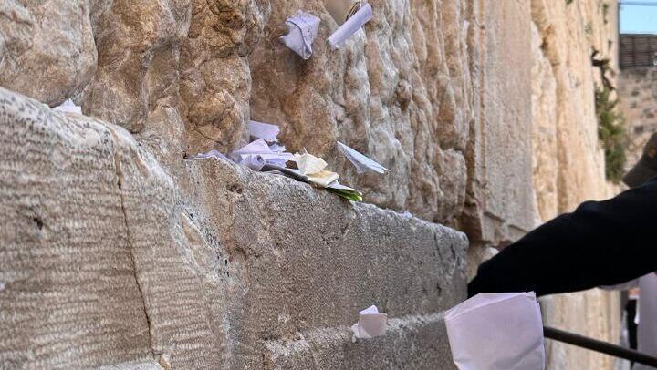 Photo: The Western Wall Heritage Foundation מוציאים פתקים מהכותל