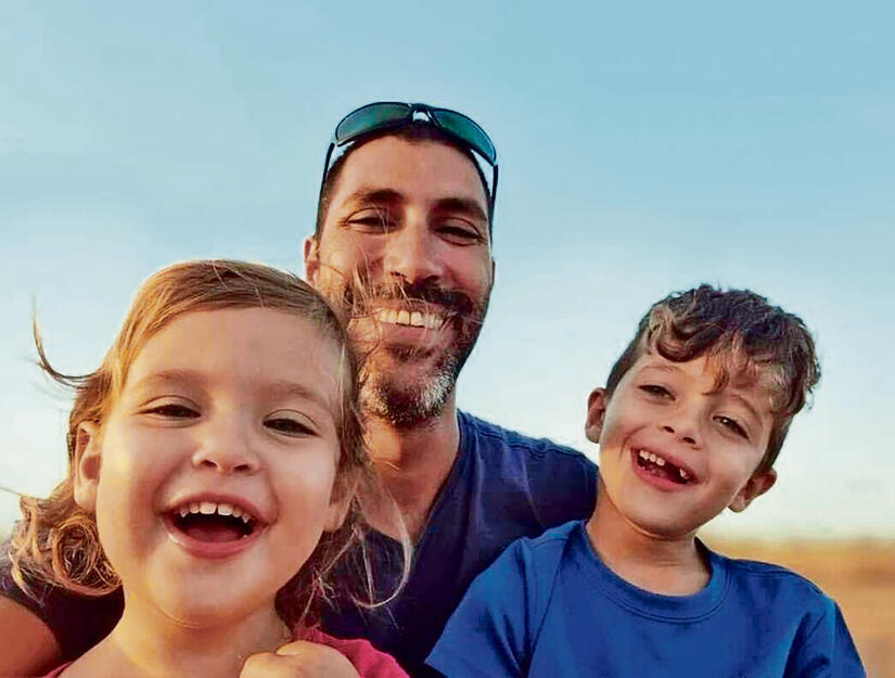 "הבן שלו אמר לי ‘את יודעת שאבא אמר שתי דקות ואני חוזר והוא לא חזר?'". תמיר עם ילדיו אסף ונטע (באדיבות המשפחה) yk14318743