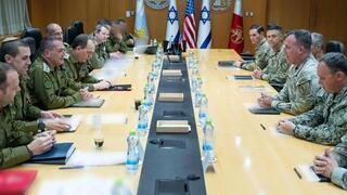 גנרל מייקל אריק קורילה בישיבה עם הרמטכ"ל אייל זמיר