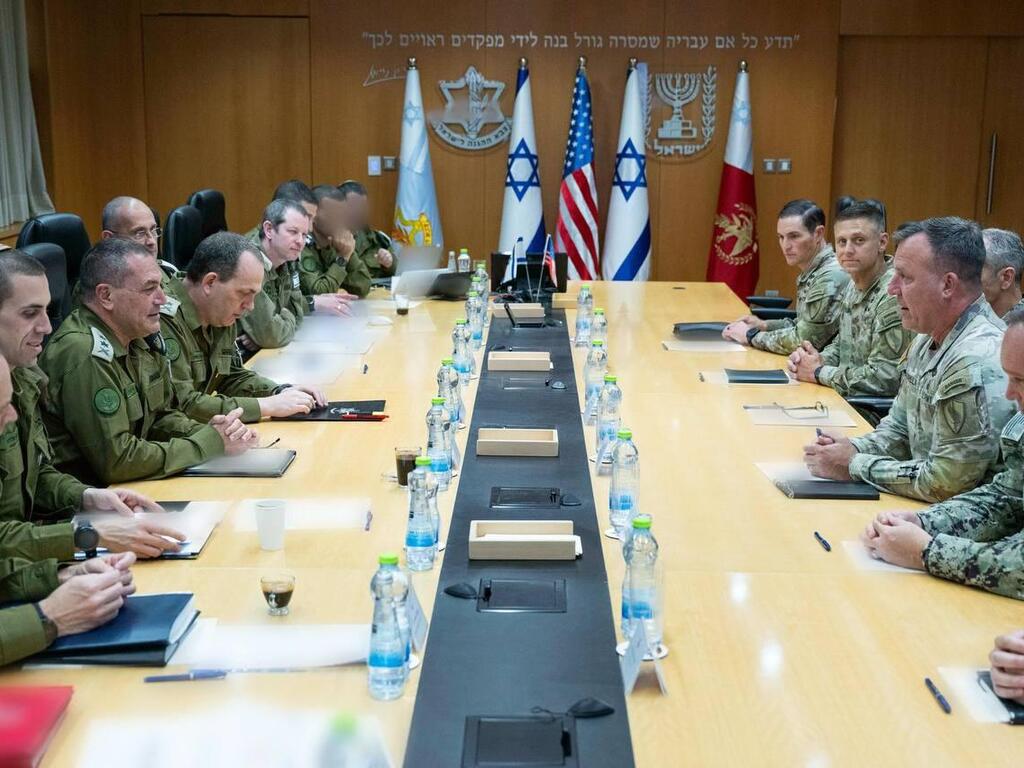 גנרל מייקל אריק קורילה בישיבה עם הרמטכ"ל אייל זמיר