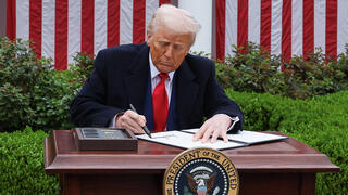 טראמפ חותם על הצו המורה על המכסים, אמש