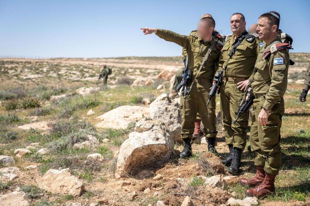 מסר לצבא. אלוף הפיקוד, הרמטכ"ל והמח"ט באזור התקרית (צילום: דובר צה"ל ) אלוף הפיקוד, הרמטכ"ל והמח"ט באזור התקרית