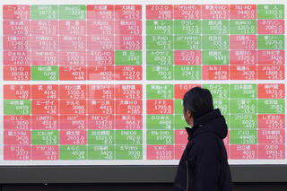 הבורסה בטוקיו. נצבעת באדום